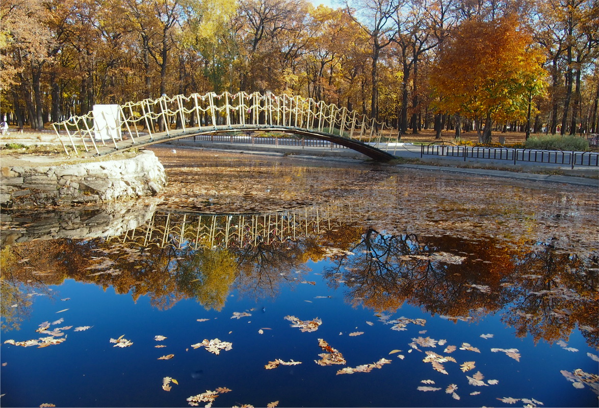 Brücke im Herbst