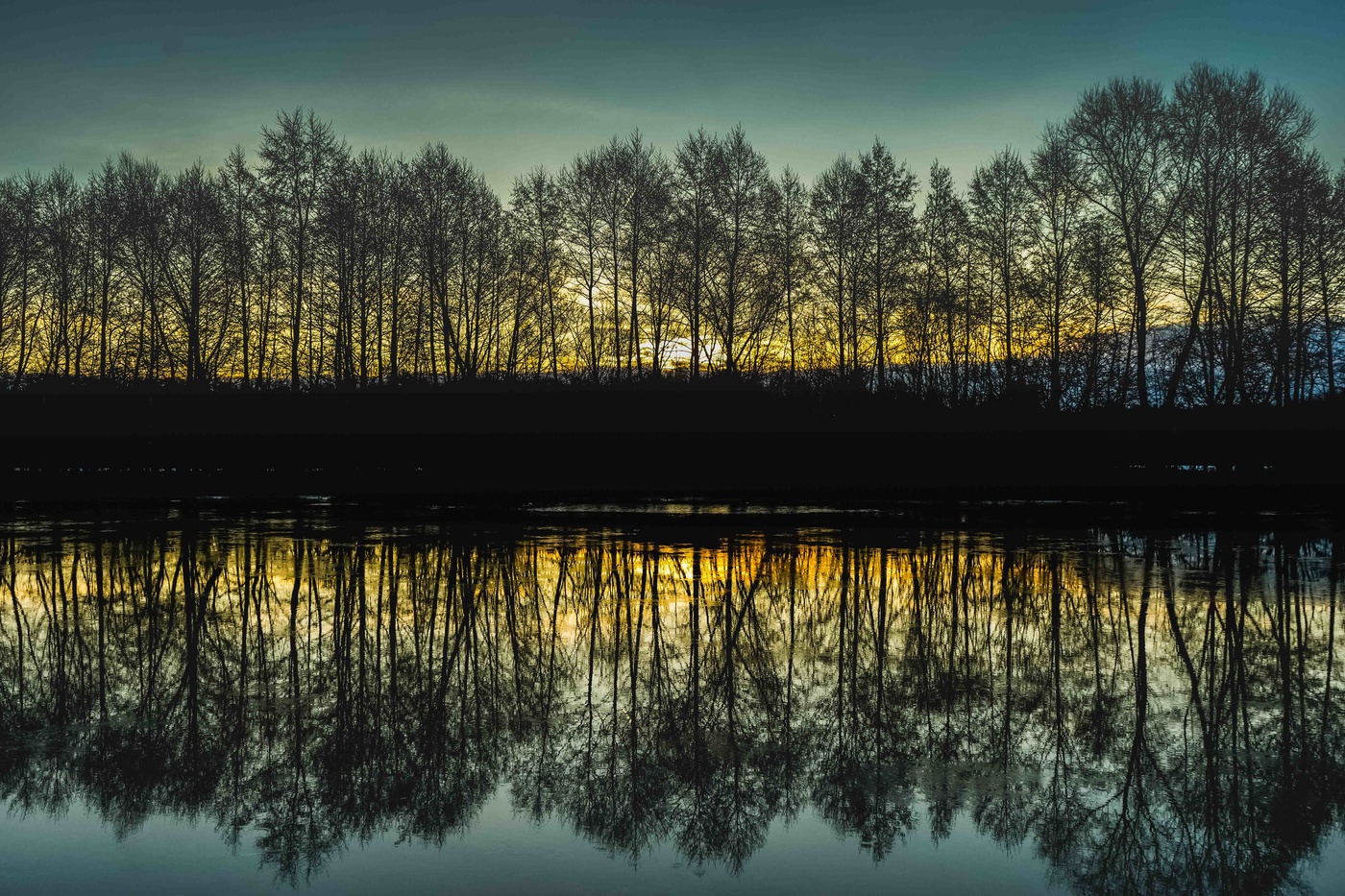 Sonnenaufgang über dem Fluss
