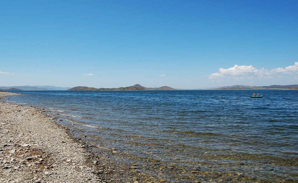 Ein Boot und viel Wasser