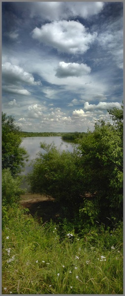 Über das Gras unter ihren Füßen und grenzenlosen Himmel über dem Kopf