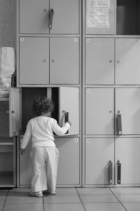 kleines Mädchen in einer großen Welt