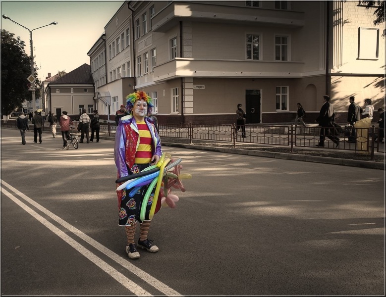 Über eine einsame grusnogo Clown und schlechte Eltern, die alle-alle Kinder versteckten ...