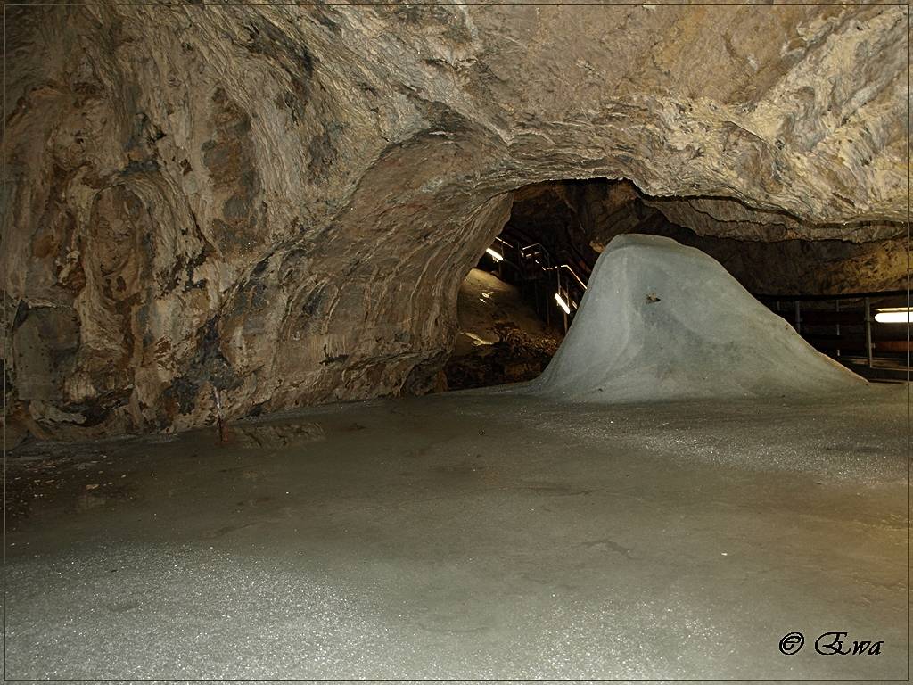 In einer Eishöhle Winter.