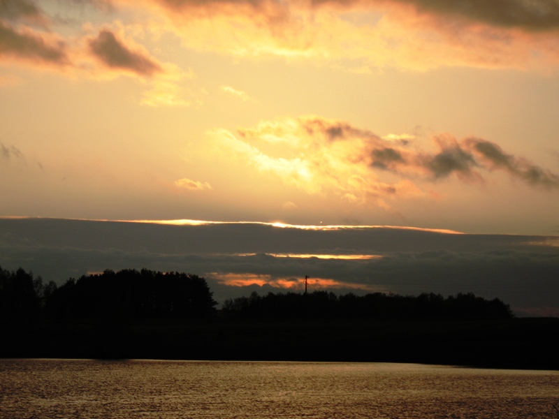 Die Sonne versinkt hinter Wolken