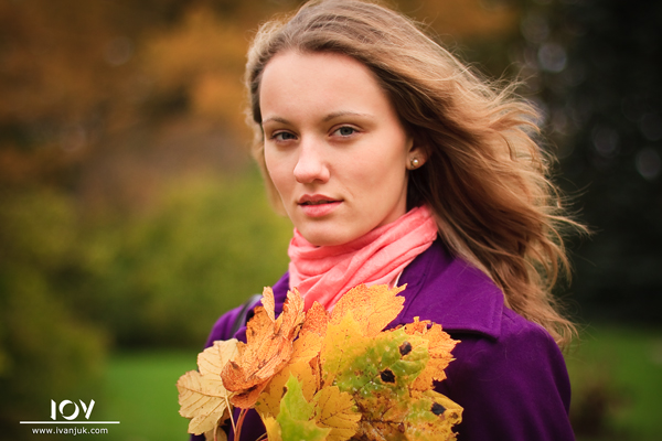 Anastasia mit einem Bouquet von Herbstlaub