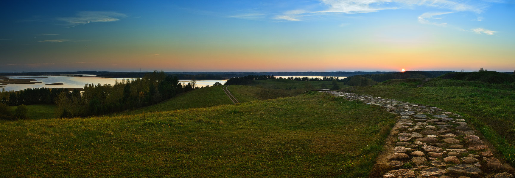 Über Soltse und der Mond