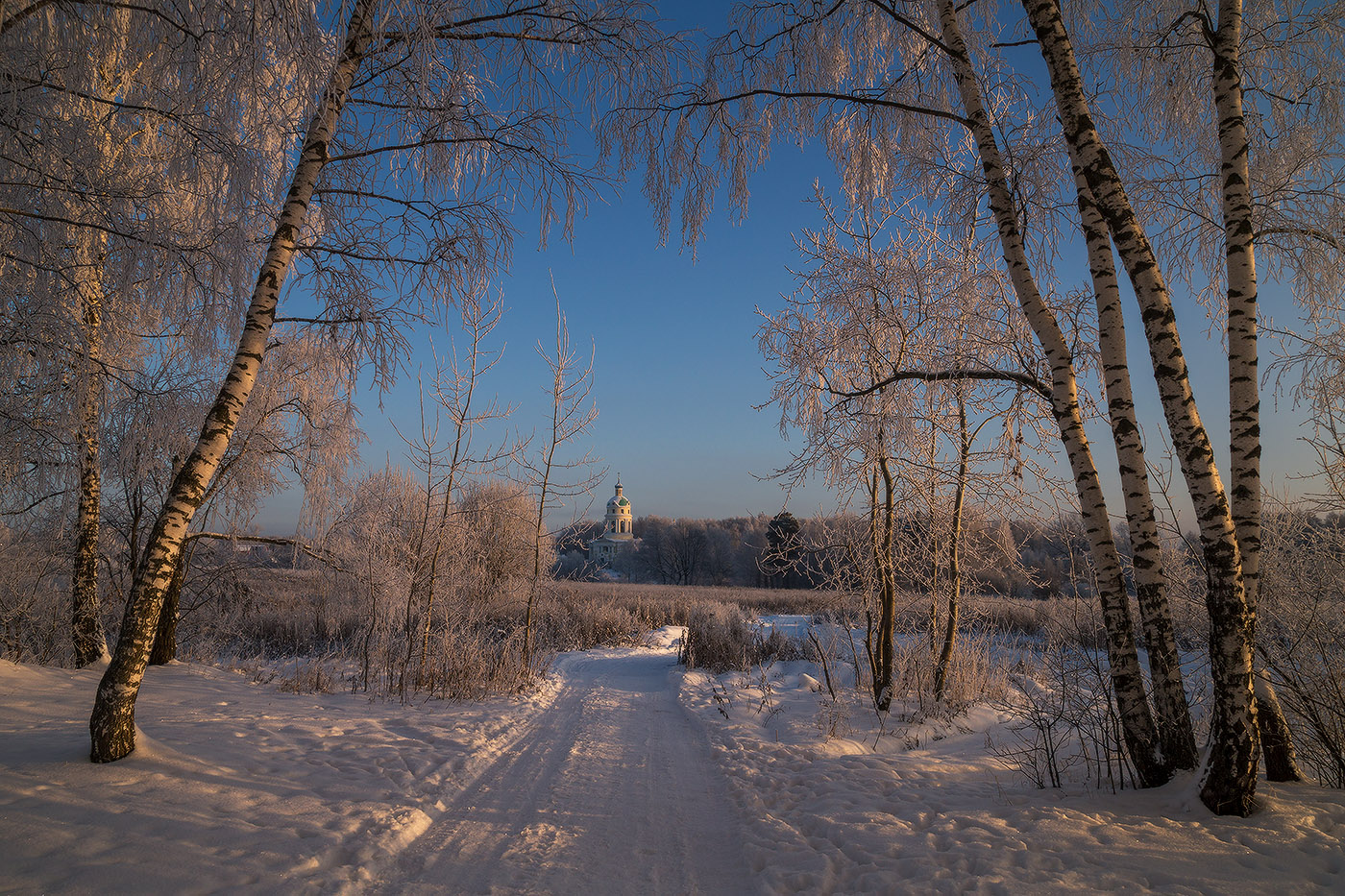 Sonnenaufgang über dem Fluss