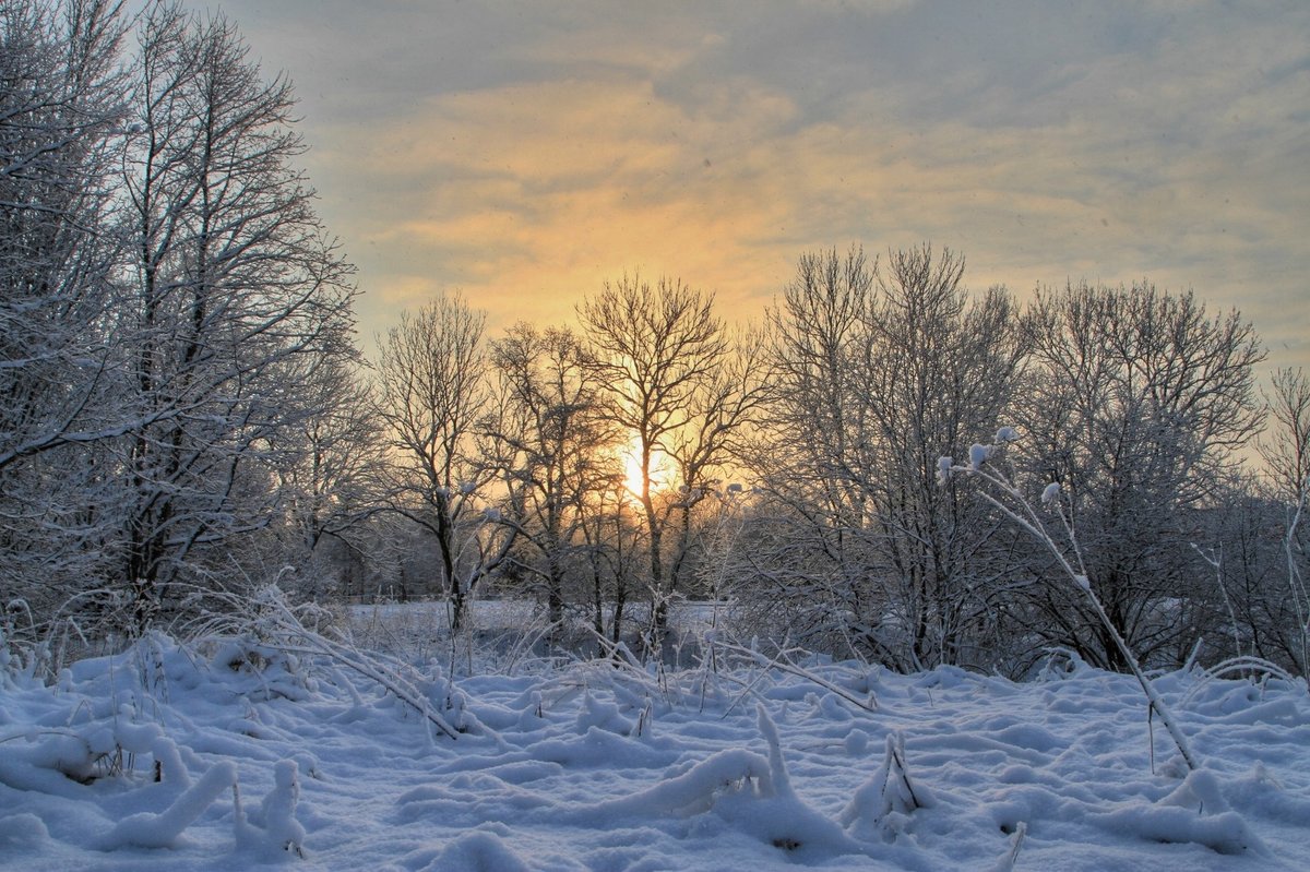 Sonnenaufgang über dem Fluss
