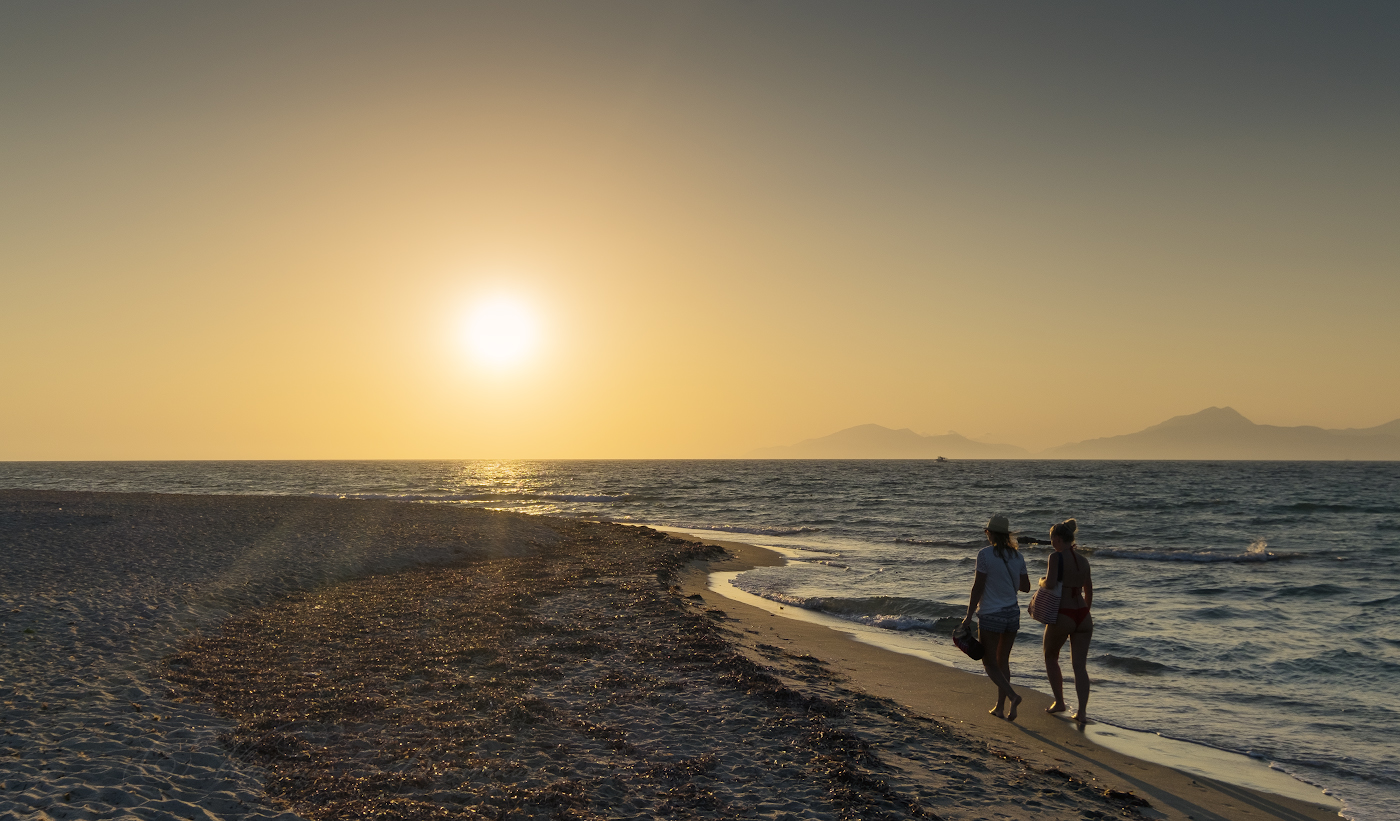 Gehen Sie bei Sonnenuntergang