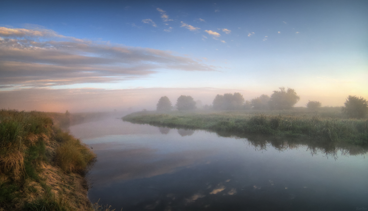 Nebel über dem Fluss