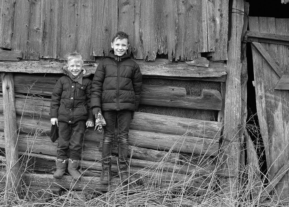 Kaime prie seno statinio