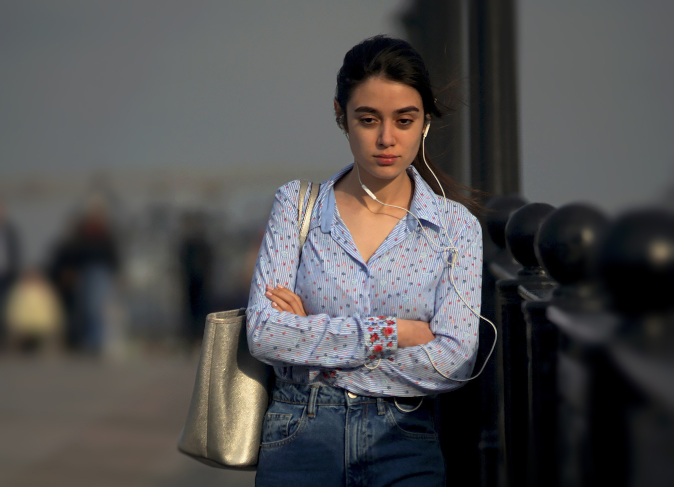 Mädchen auf der Brücke