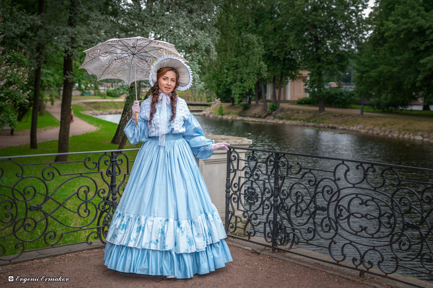 Mit einem Regenschirm