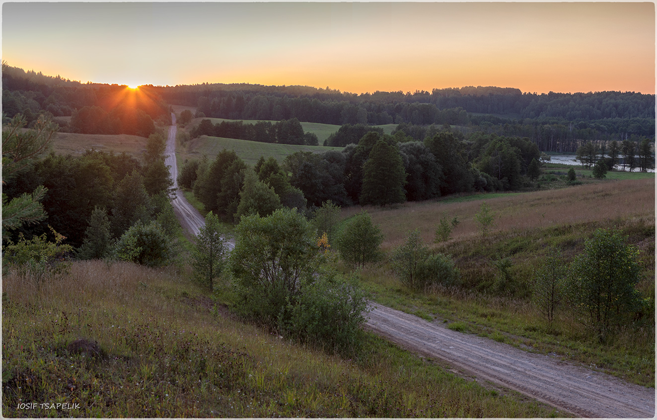 Straße auf die Sonne ...