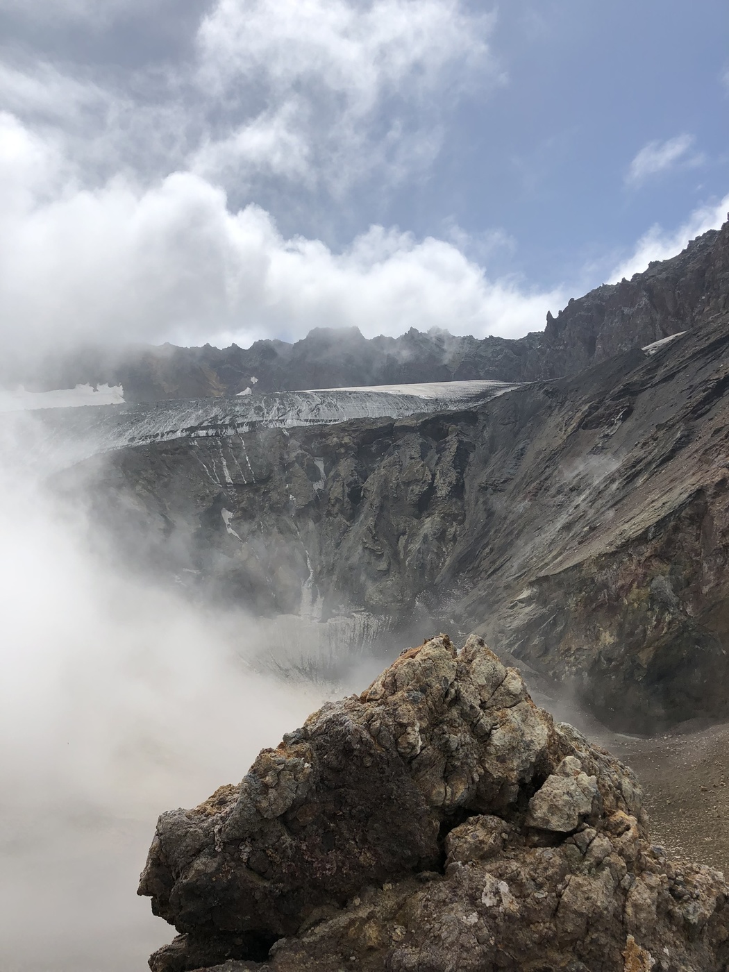 Im Krater des Vulkans