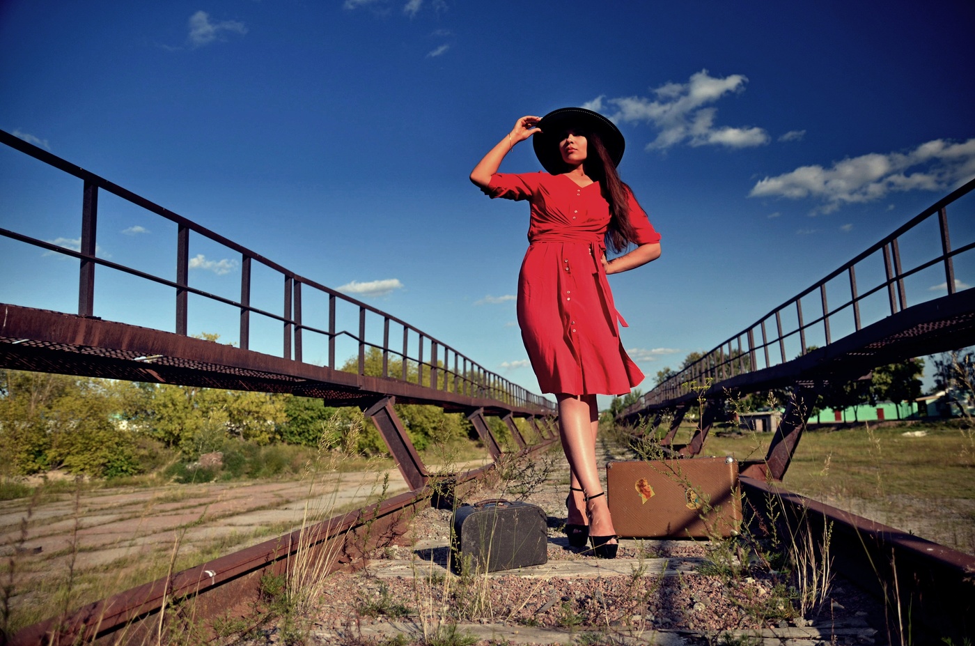 Mädchen im roten Kleid