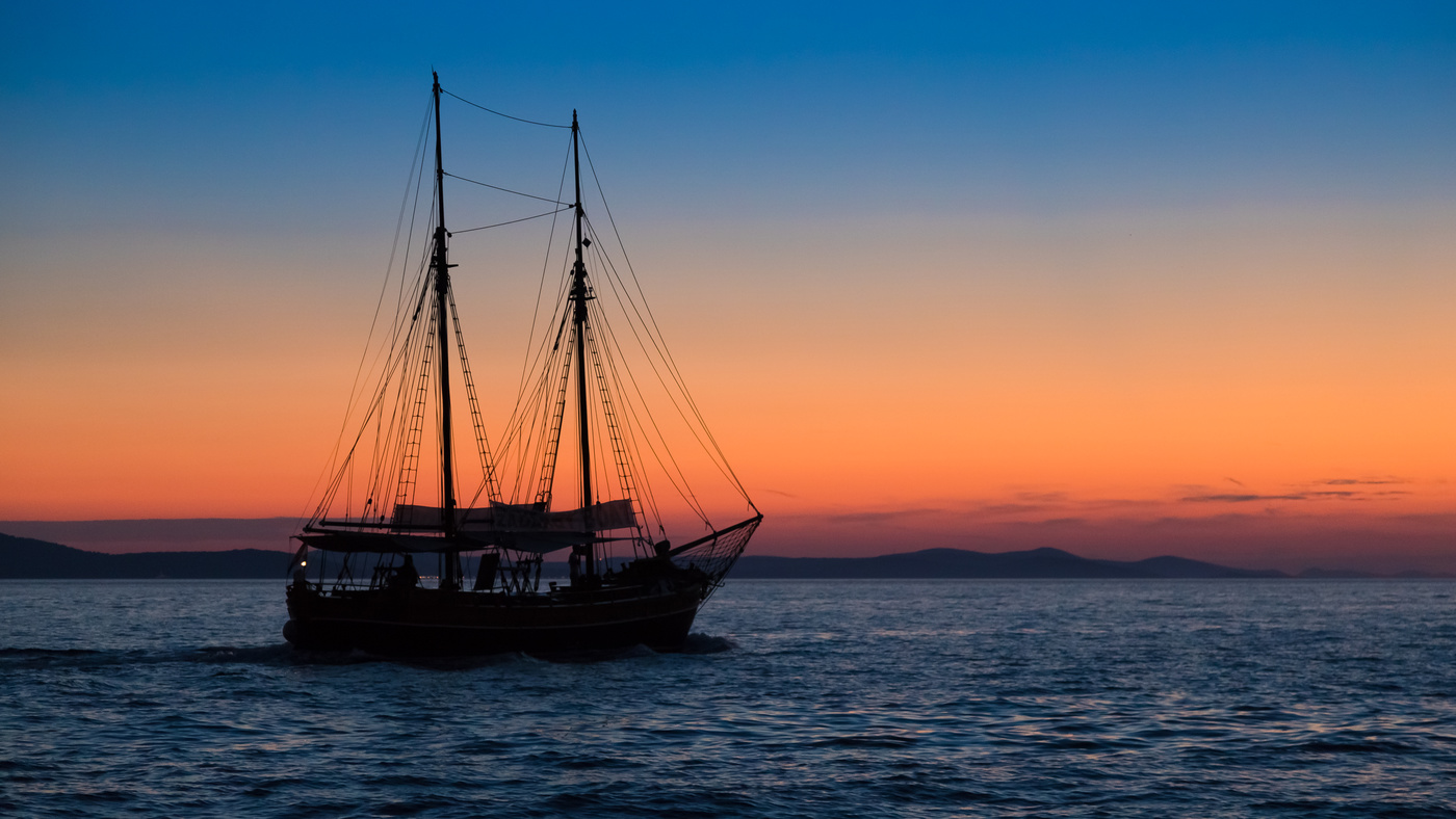 Schifffahrt in den Sonnenuntergang