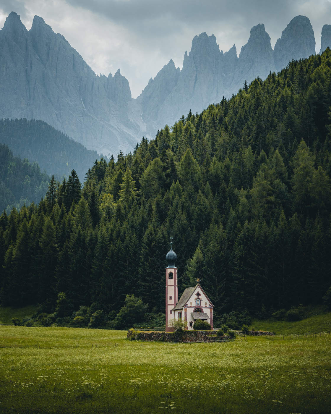 Kirche in den Dolomiten