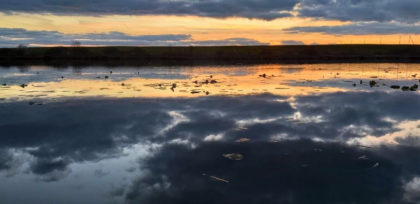 Sonnenuntergang über dem Fluss