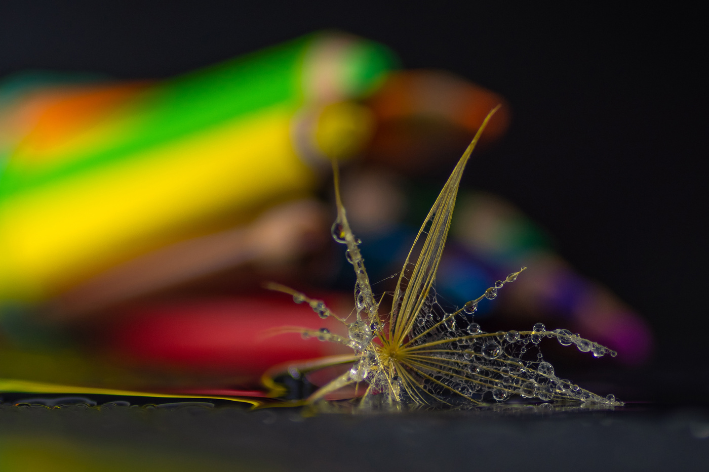 En el fondo lapices de colores.