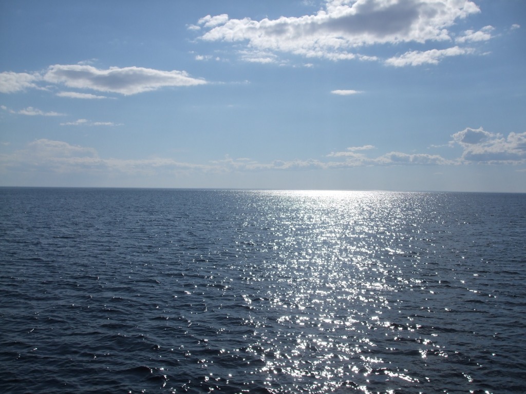 Schmalen Grat zwischen Himmel und See