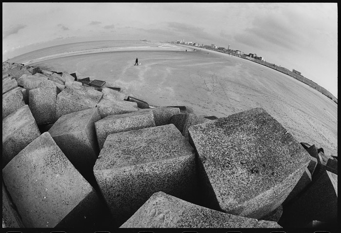 Der Mann mit dem weißen Hund:)