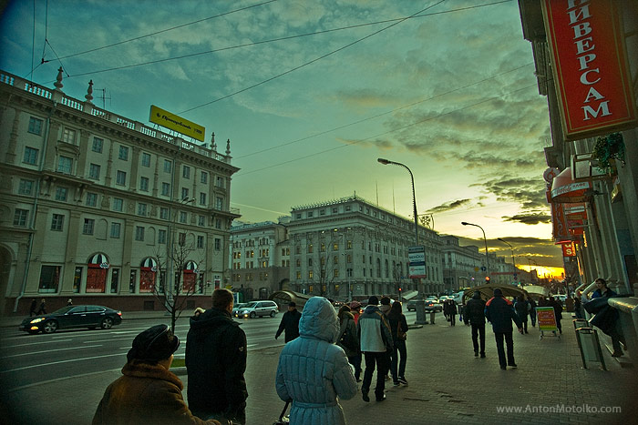 Sonnenuntergang auf der Hauptstraße von
