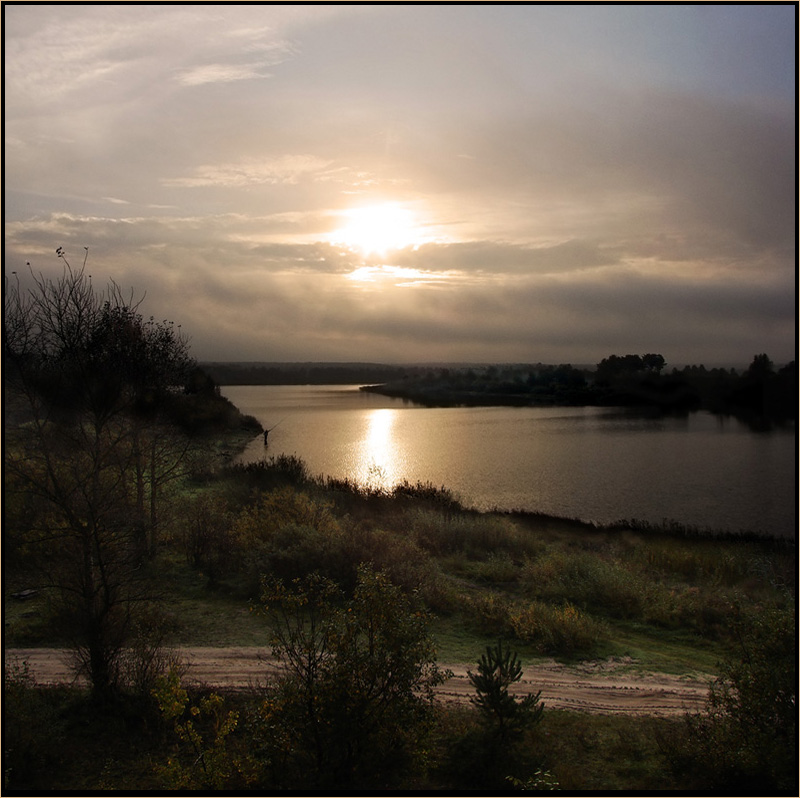 Lone rybachok auf dem Fluss .....