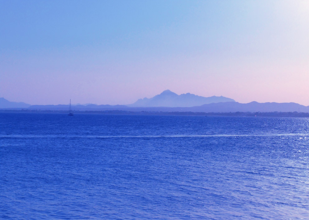 Landschaft zwischen dem blauen hellblauen und blauen Streifen