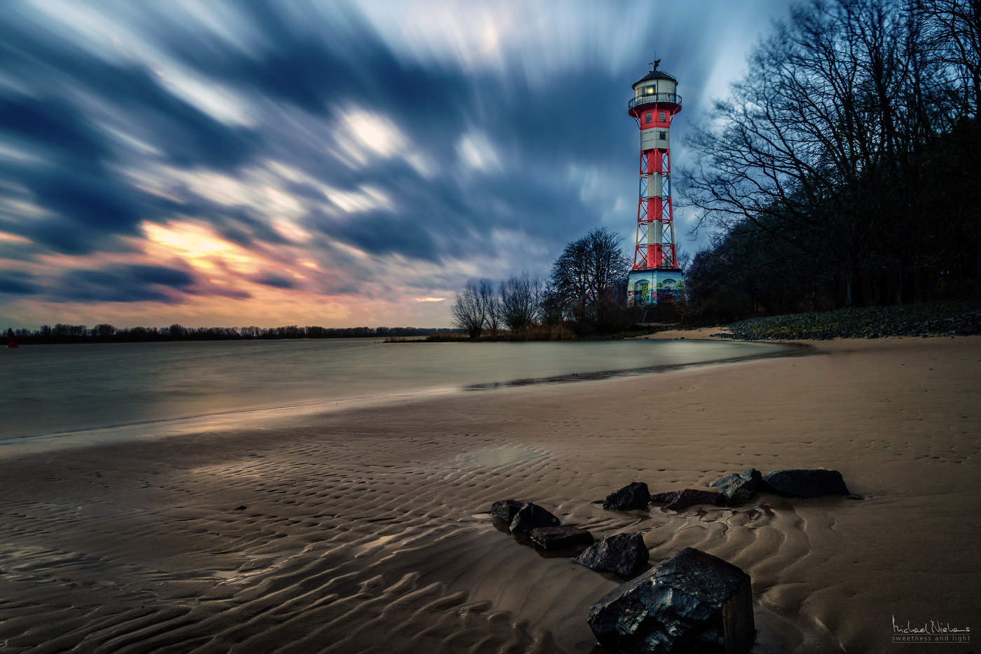 Ein Abendspaziergang am Ufer der Elbe