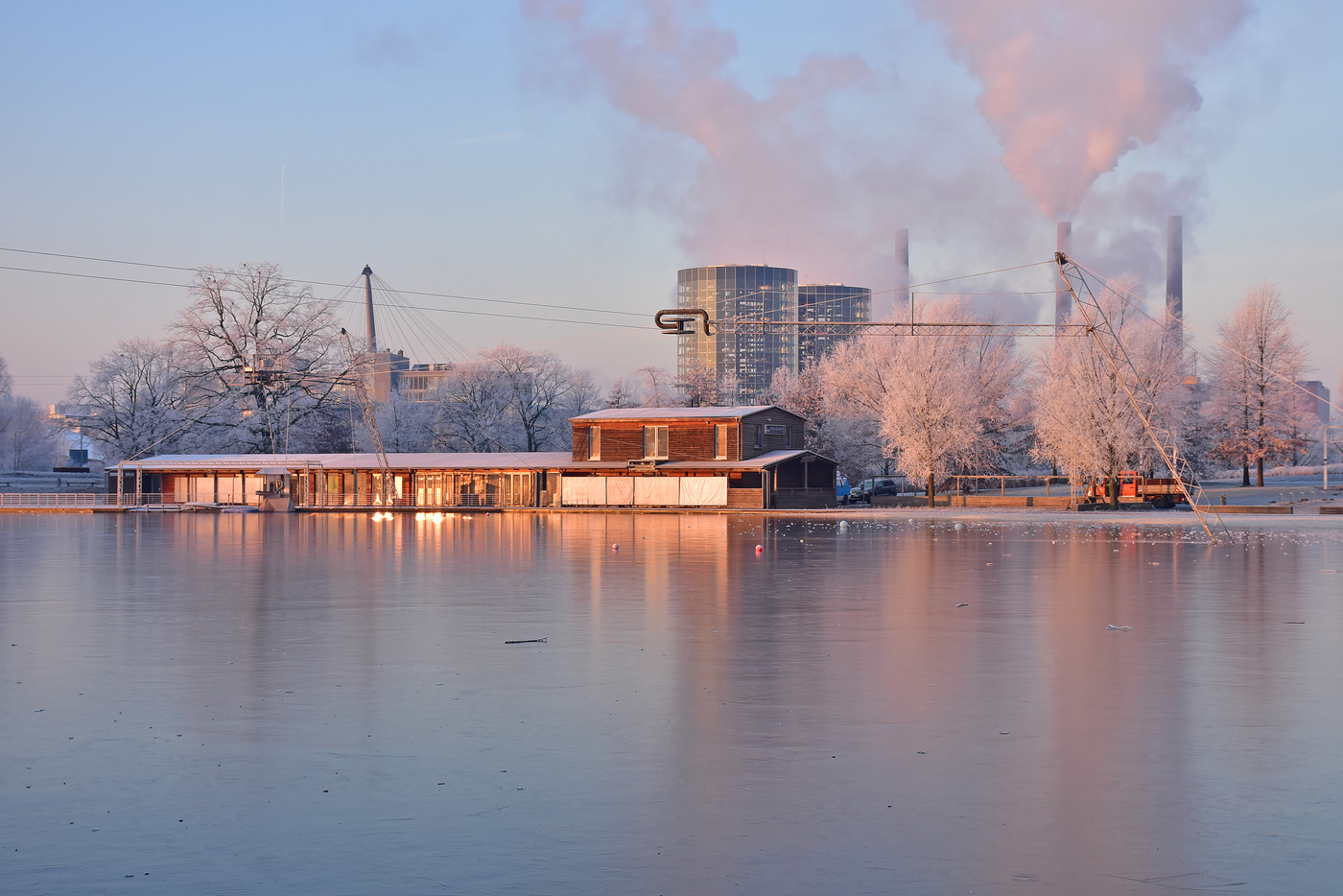 A winter morning on the city lake