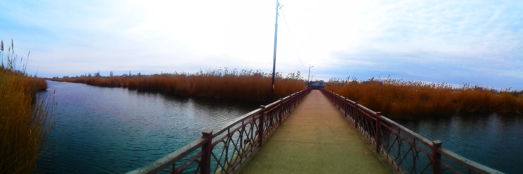PUENTE QUE ATRAVIESA UN RÍO ESTRECHO