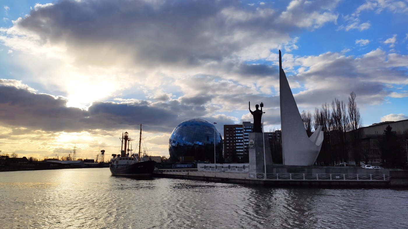 In den Sonnenuntergang.