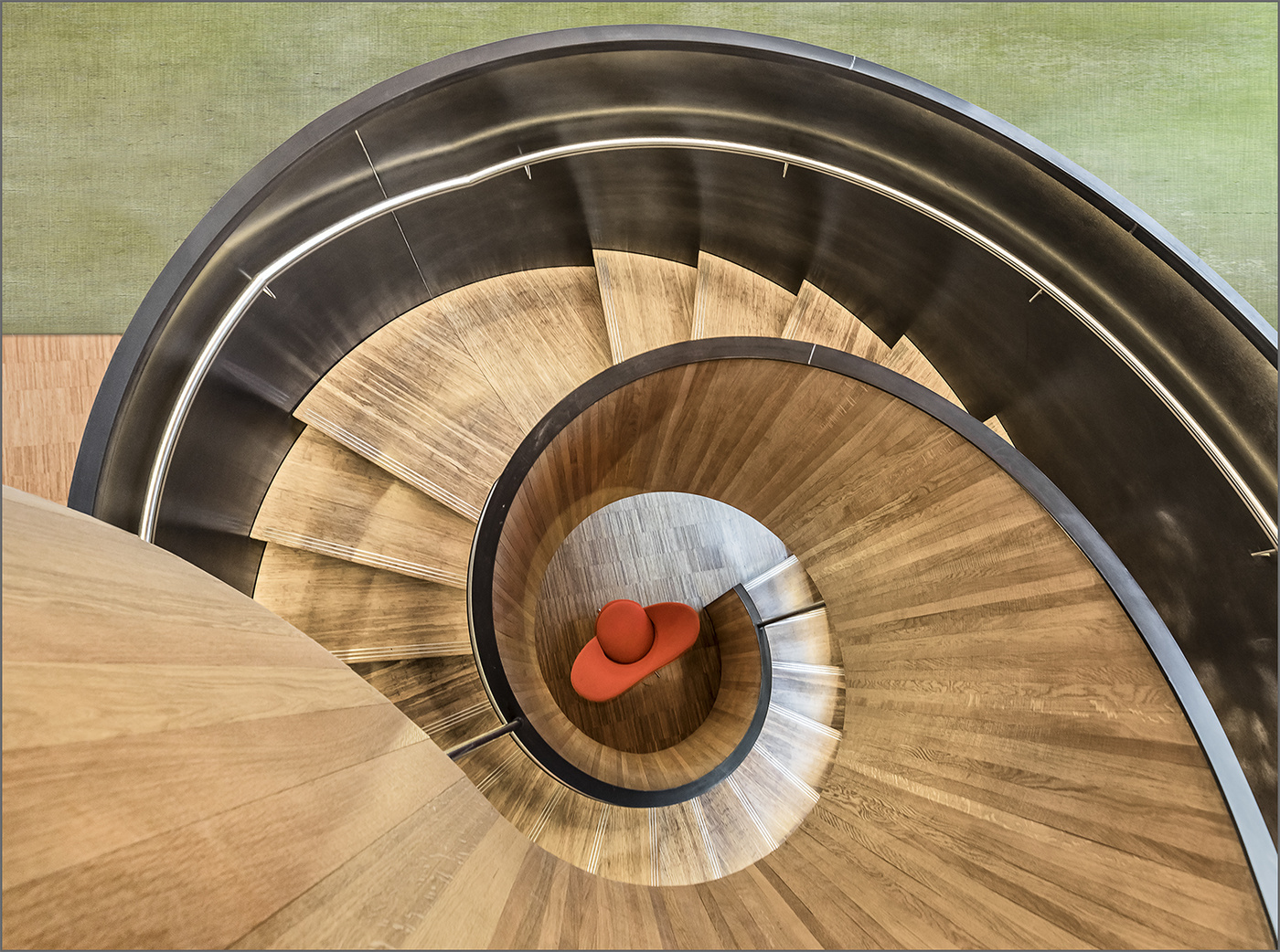 Treppe mit rotem Sessel