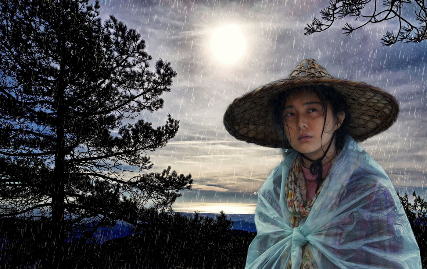 DONA XINESA SOTA LA PLUJA