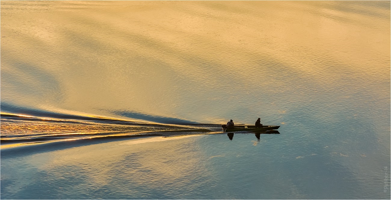 Sonnenaufgang über dem Fluss