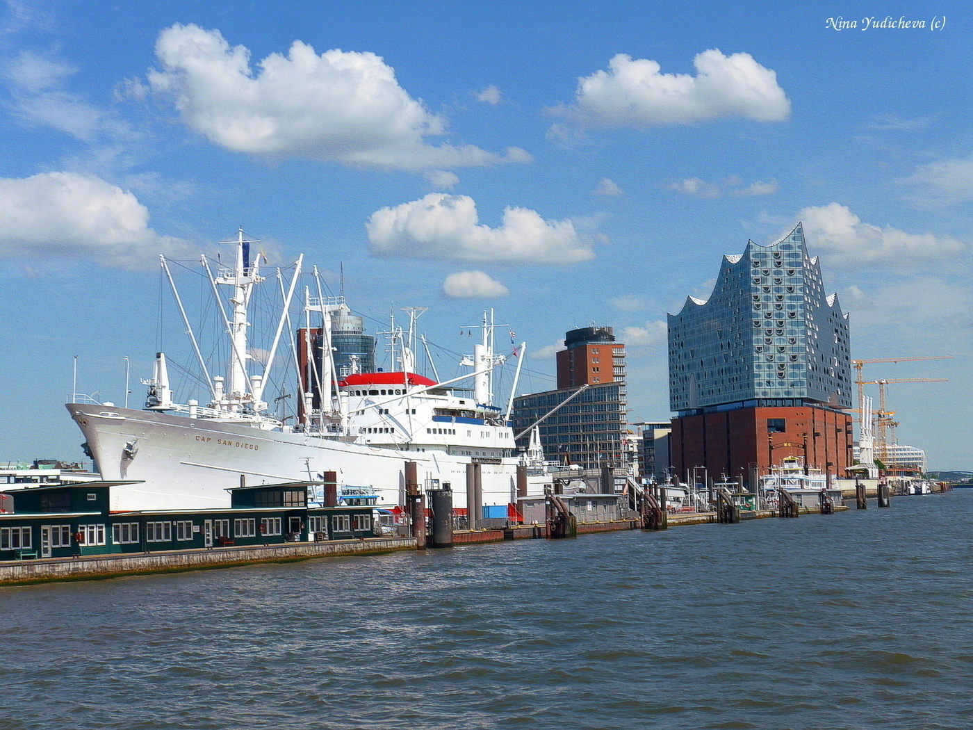 Hafen Hamburg. CAP SAN DIEGO & Elbphilarmonie