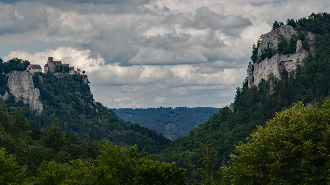 Die Burg über der Schlucht