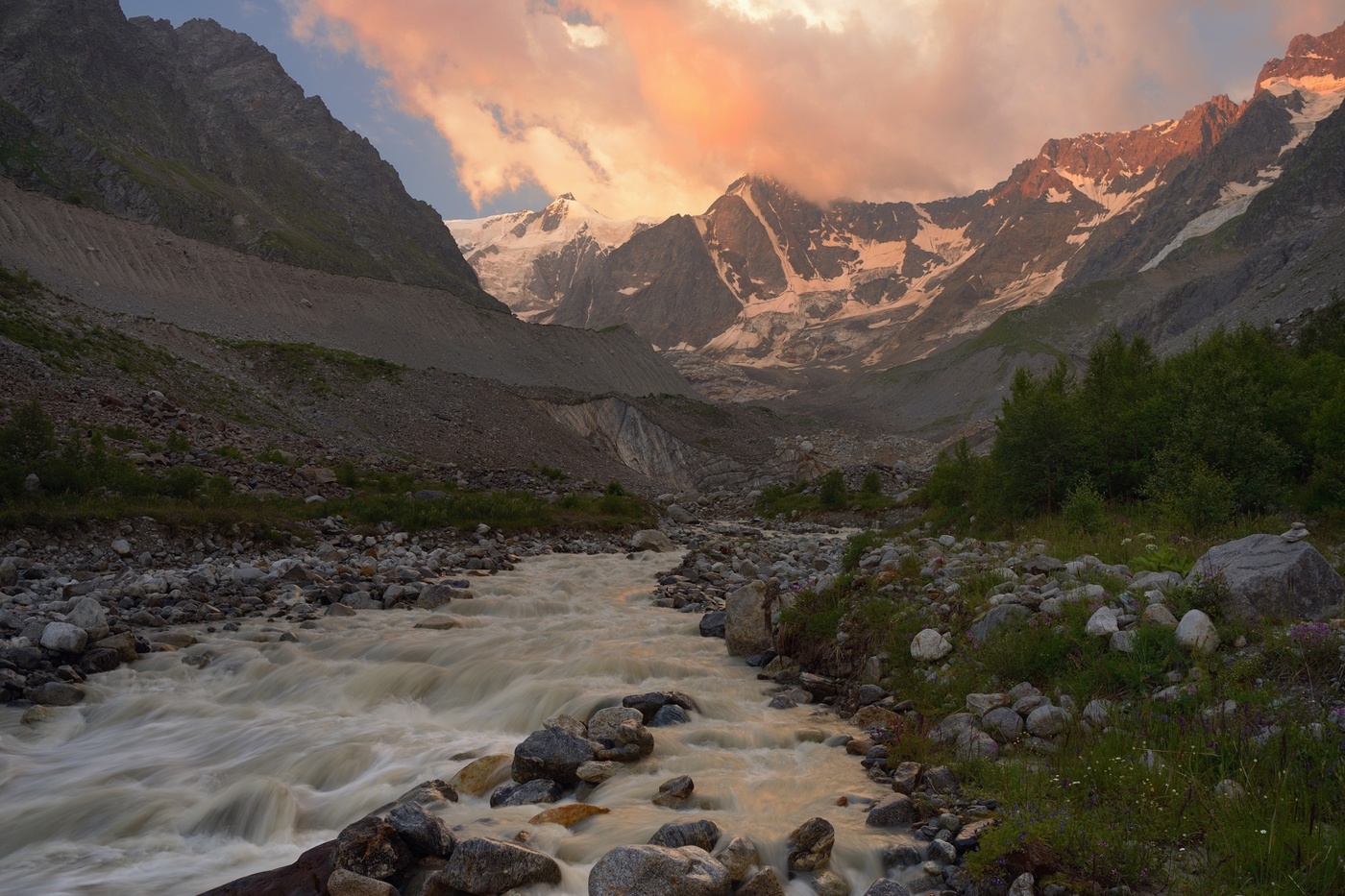 Morgendämmerung in den Bergen
