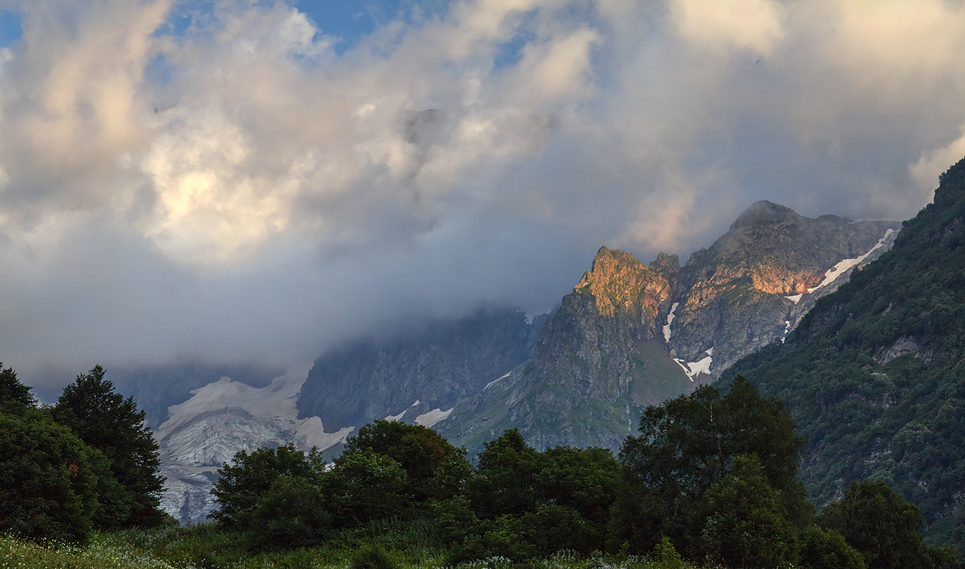 Sonnenuntergang in den Bergen