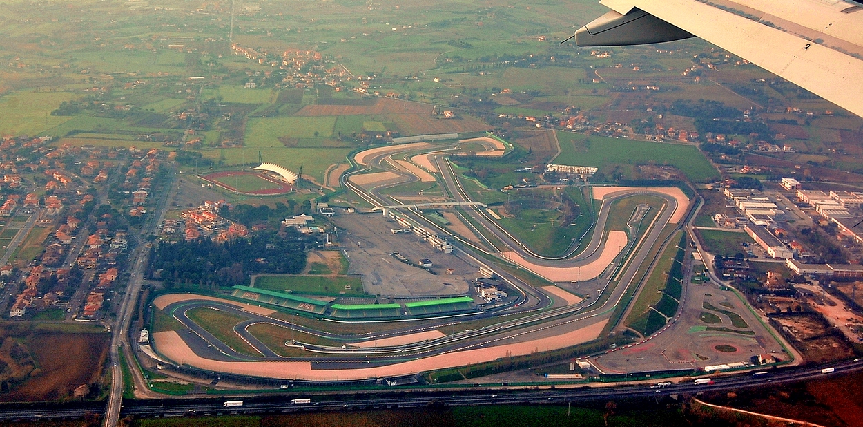 Unter der Tragfläche eines Flugzeugs