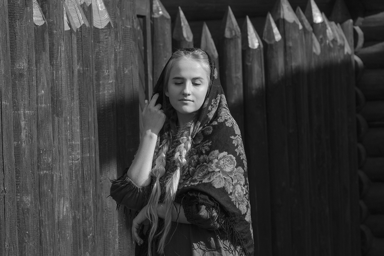 Ein Mädchen mit Kopftuch