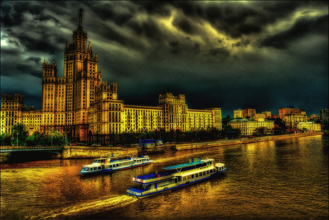 Skyscraper am Wasser