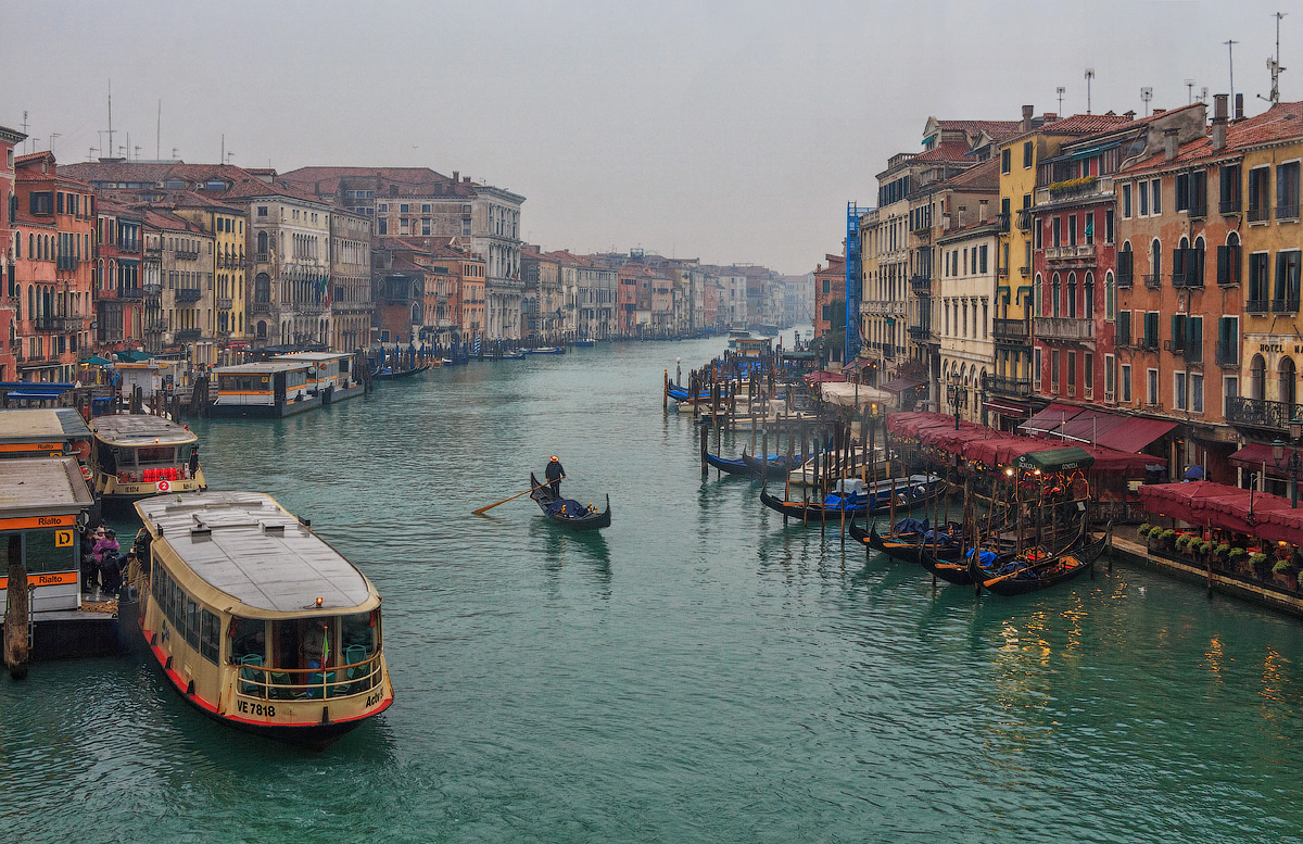 Gondoliere solitario sotto la pioggia