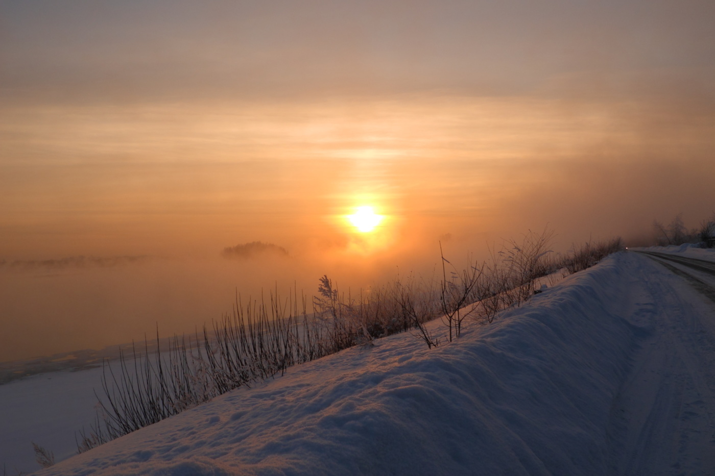 Sonnenuntergang über dem Fluss
