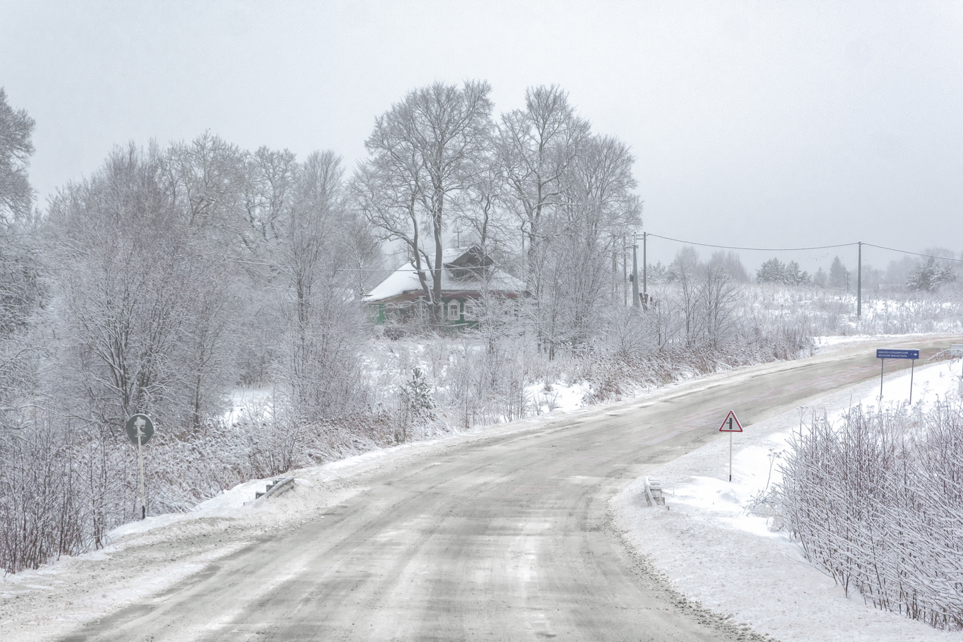 Haus in der Nähe der Straße