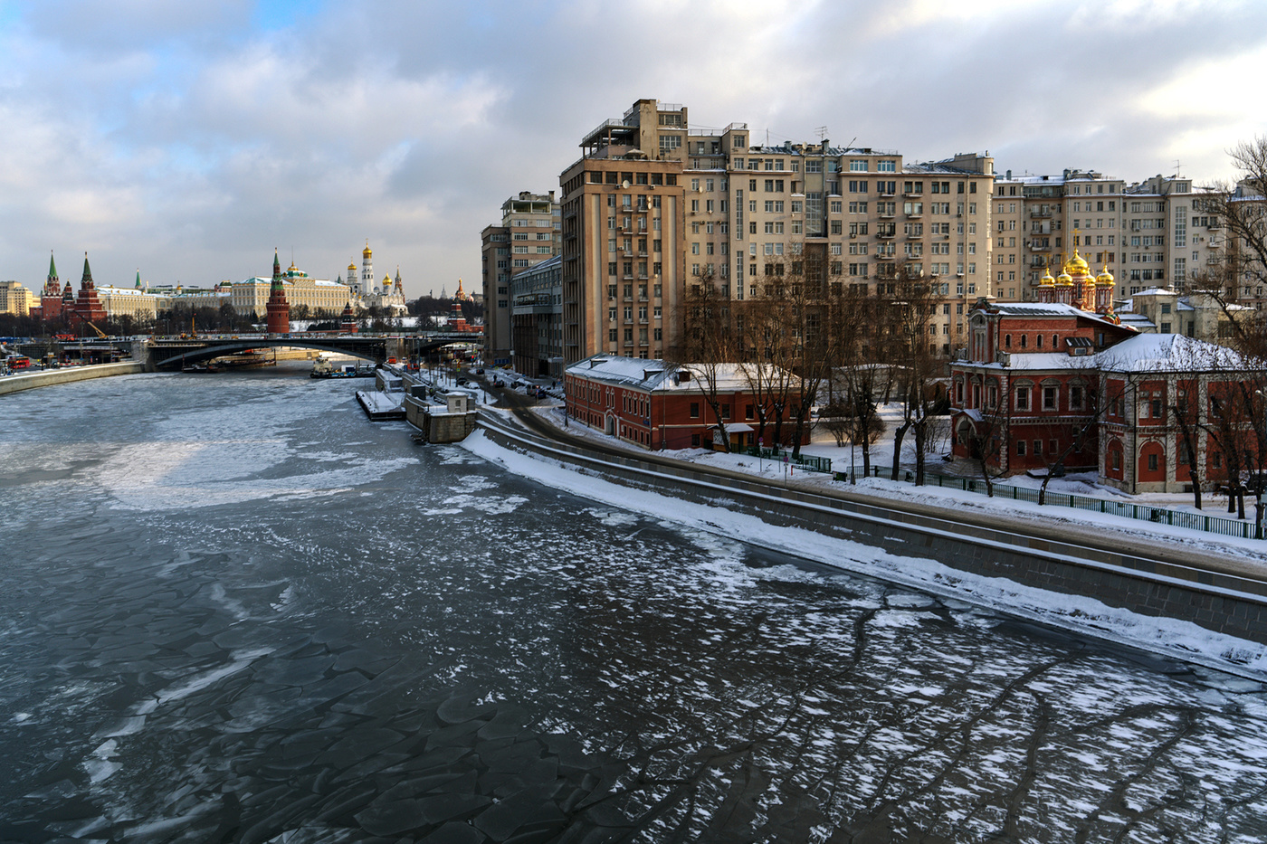 Sonnenaufgang über dem Fluss