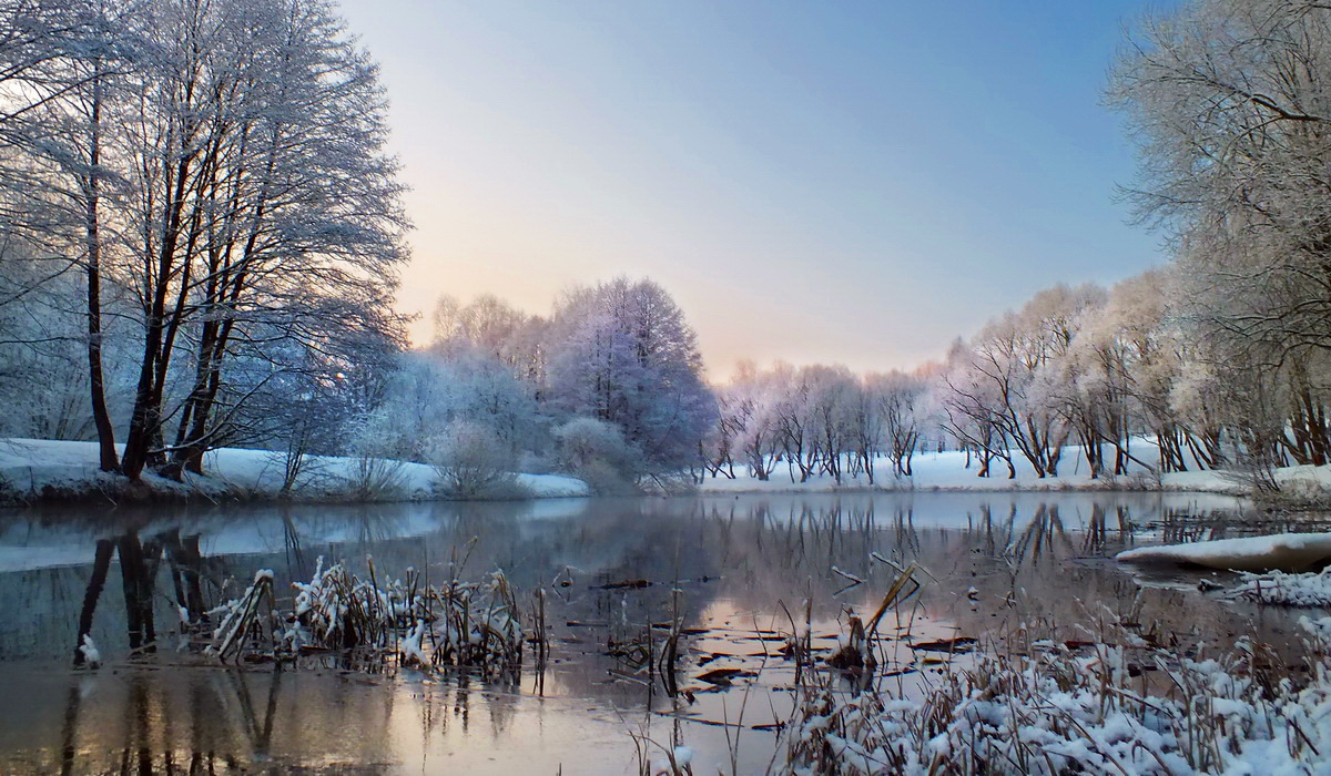 Sonnenaufgang über dem Fluss