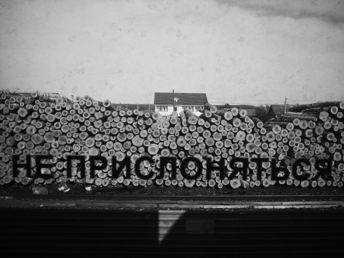 Nicht gegen die Türen lehnen