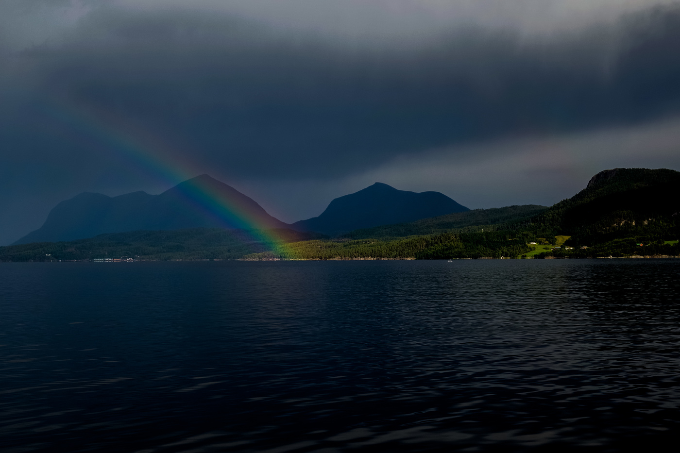Regenbogen übern Fjord